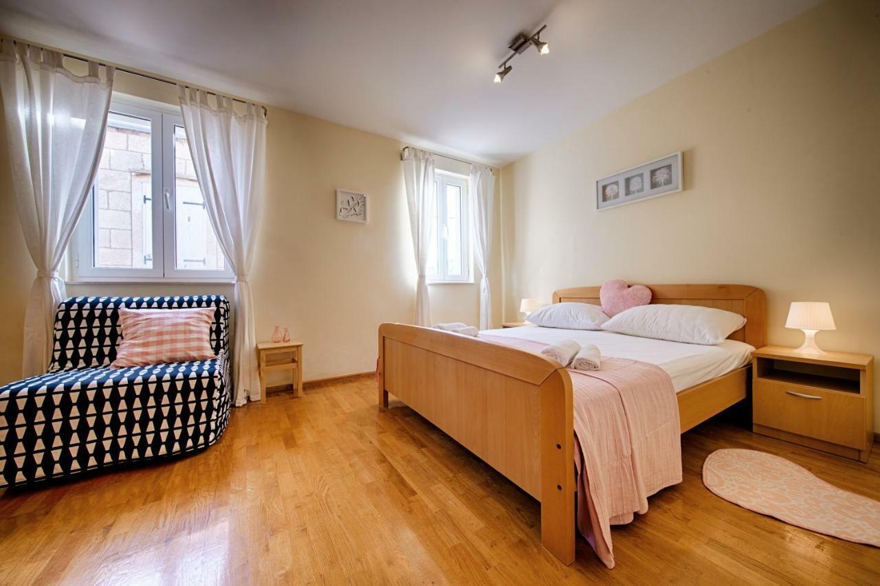 Apartments Marinkovic Komiza Luaran gambar